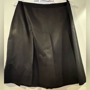 LIKE NEW! Petite Banana Republic Silk Black Knee Length Pleated Skirt Sz 8P